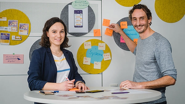 Innovatives Teamwork bei der Ideenentwicklung in moderner Büroumgebung.