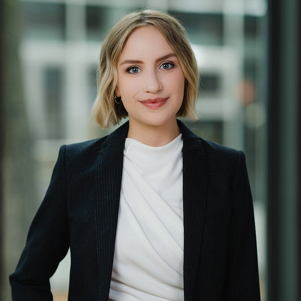 Geschäftsfrau im modernen Büro, professionell und einladend. Ideal für Business-Marketing.